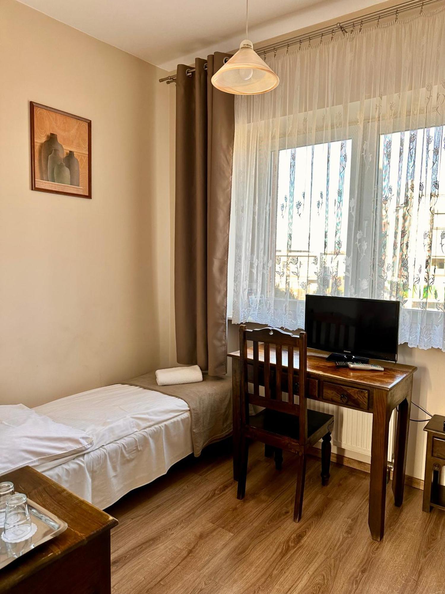 Hotelik Korona ราชิน ภายนอก รูปภาพ